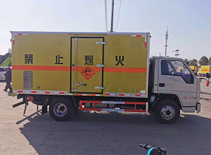 始兴爆破器材运输车工人安全操作规范与智能技术保障